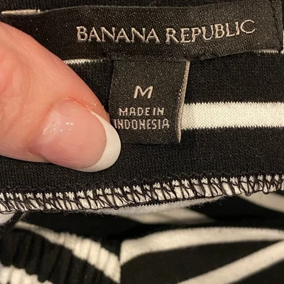 Banana Republic Black White Stripe Off Shoulder Scallop Hem Top M Blouse Preppy - Picture 6 of 7